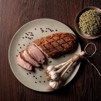 Piatto con filetto di maiale speziato con cipolle bianche decorative a fianco