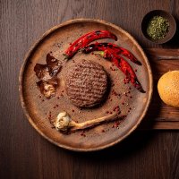 Hamburger con decorazione di cipolla e peperone rosso