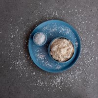 Baccalà mantecato, ciotola azzurra e ciotola più piccola con sale decorativo