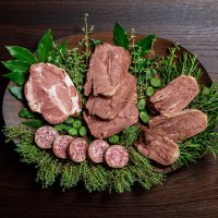 Bollito misto su piatto di spezie verdi