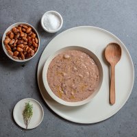 Zuppa di fagioli con ciotola di sale, ciotola di fagioli e cucchiaio in legno