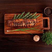 Ribs alla mediterranea, con decorazione di rosmarino ed erba cipollina