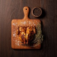 Galletto grigliato con decorazione di rosmarino