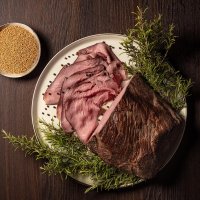 Roastbeef all'inglese con decorazione di rosmarino