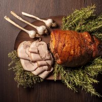 Porchetta con decorazioni di cipolle, timo e rosmarino