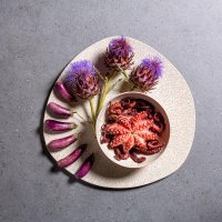 Polpo intero con decorazione di fiori e melanzane